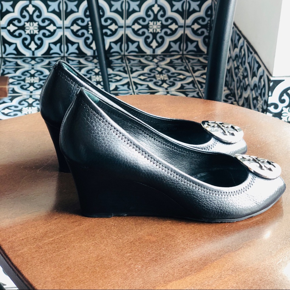 SOLD! TORY BURCH Black Gold Chelsea Wedge 7.5 - Picture 3 of 6